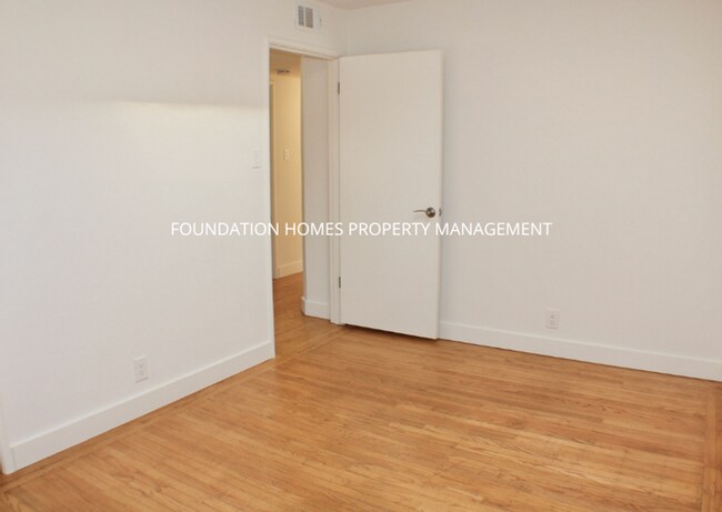 Building Photo - Dreamy Sleepy Hollow Single Story Mid-Cent...