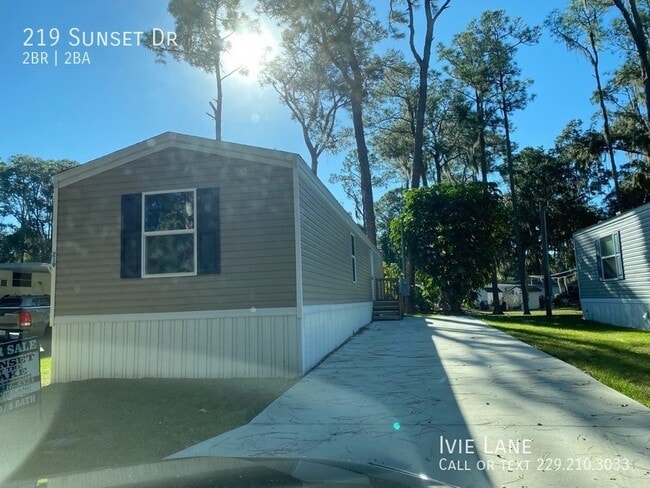 Building Photo - 219 Sunset Dr