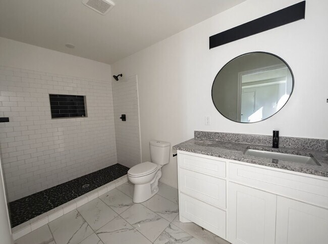 Building Photo - 1512 W Day St