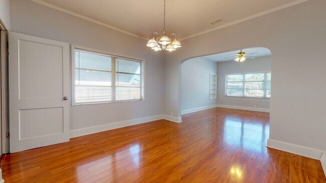 Building Photo - Adorable 3 bedroom / 2 bathroom Home for R...
