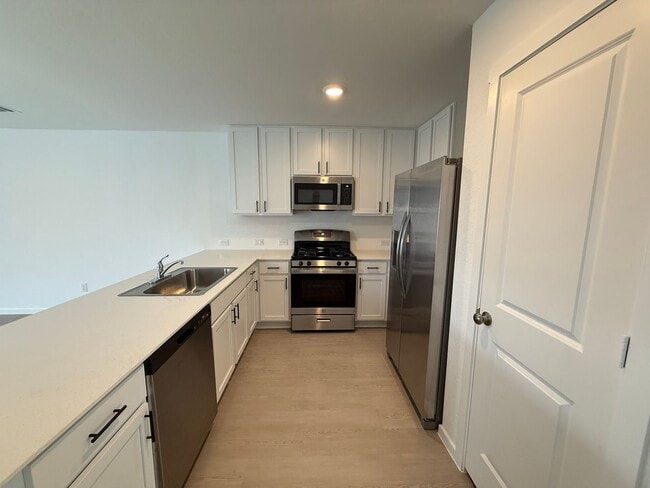 Building Photo - Brand New 4bd/2ba in Prime Location
