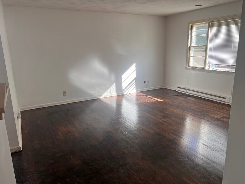 Living room - 21 N Spring St