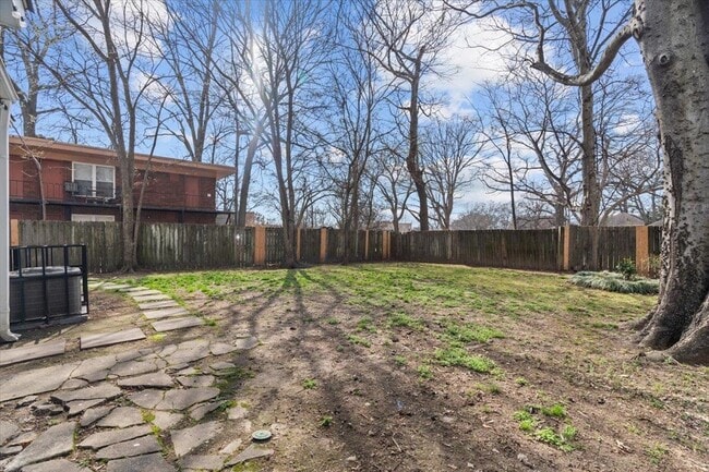 Building Photo - 227 N Willett St