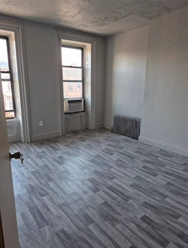 Building Photo - 179 Hart St