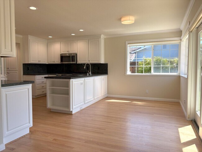 Building Photo - Beautifully Updated 4-Bedroom Home in Prime Mountain View Location!