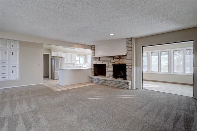 Building Photo - 3 Bedroom 3 Bathroom Home on a 1 Acre Lot