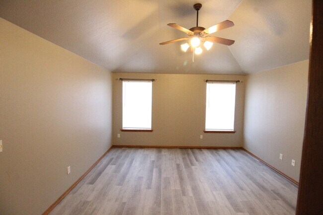 Building Photo - 620 Eastview Dr