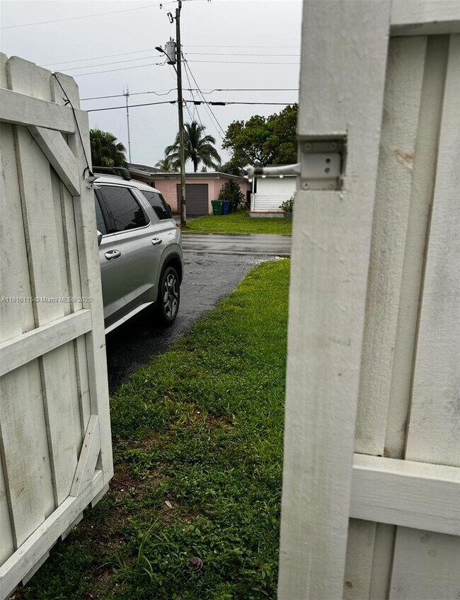 Building Photo - 6633 Coconut Dr