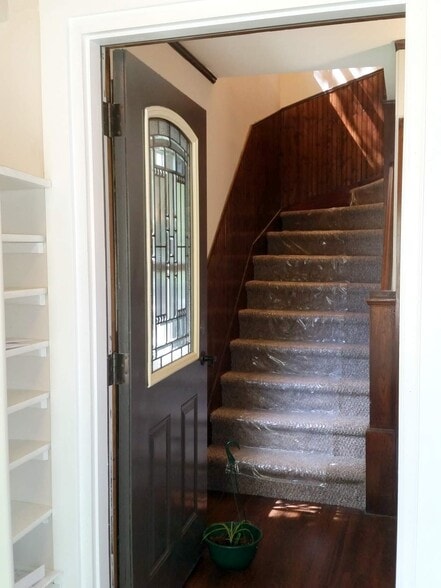Entrance - 936 Drake St