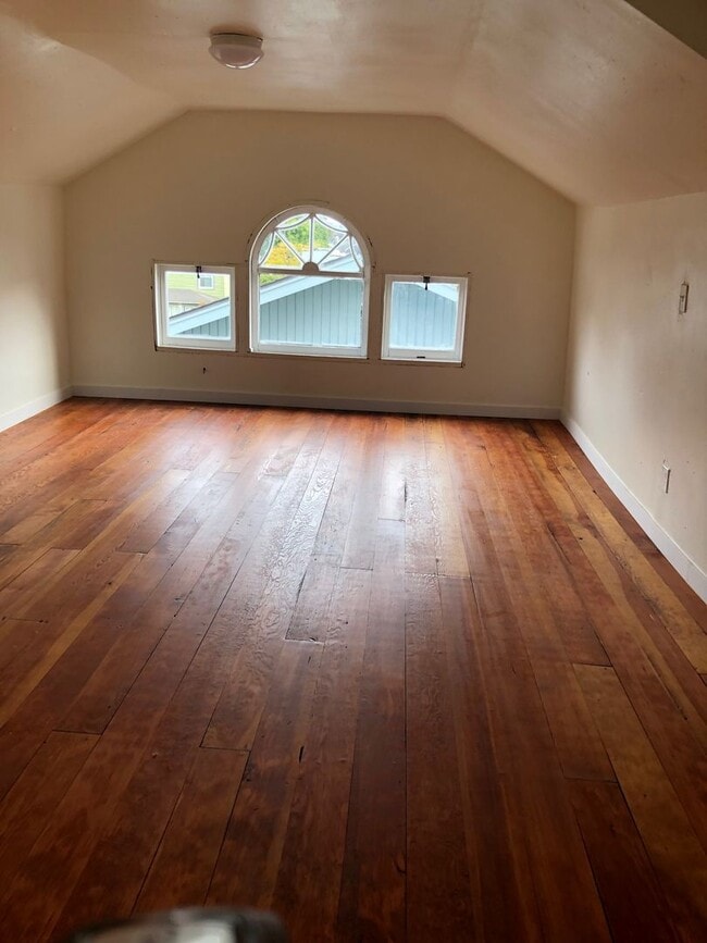 Building Photo - Stately Beauty with 3BR 1.5BA