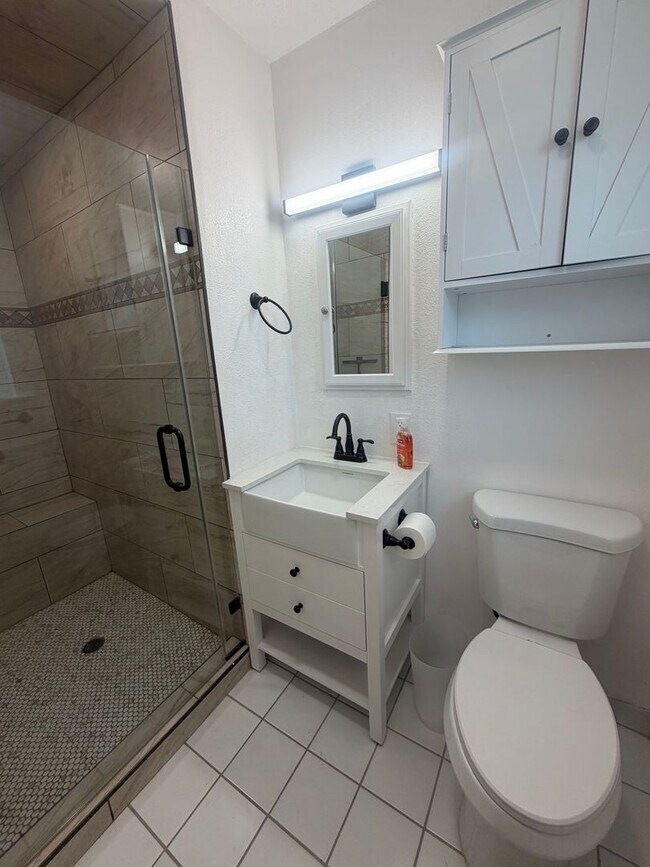 Building Photo - 3 bedroom 2 bathroom in North Hanford