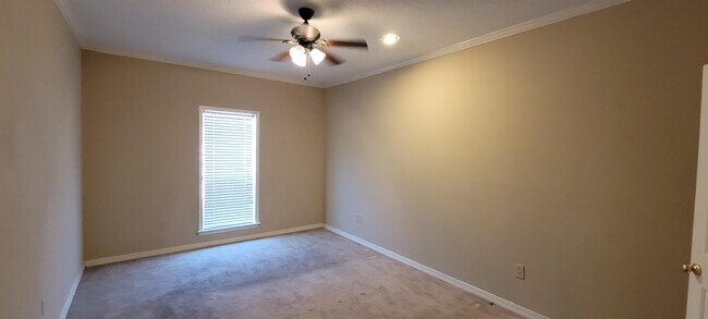 Building Photo - 22 River Run Dr