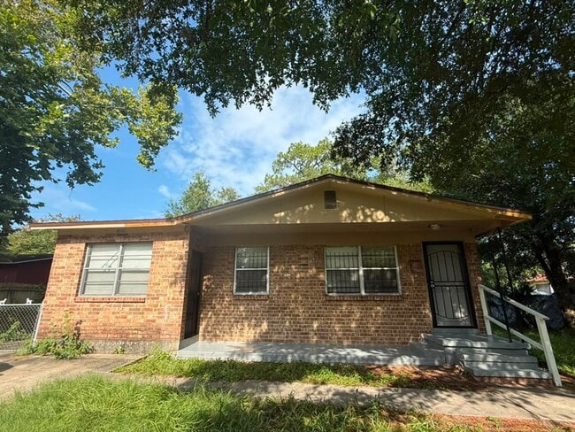 Building Photo - Fully Renovated 3/2 Available for Immediate Rent!