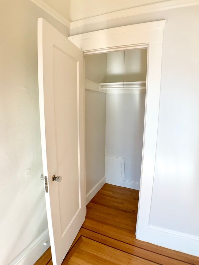 Building Photo - LARGE 2BR w/ Dining Room. PARKING AVAIL.! DISHWASHER! W/D IN-UNIT