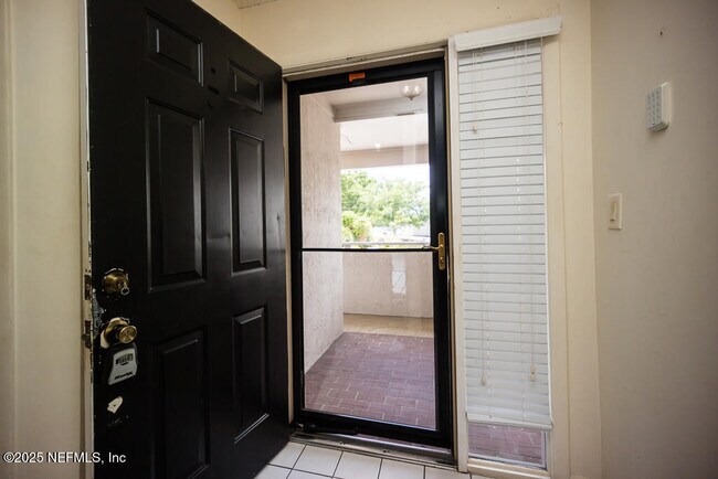 Building Photo - 1307 River Hills Cir E
