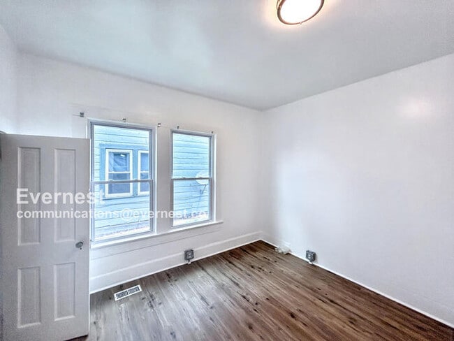 Building Photo - 1515 36th Pl N