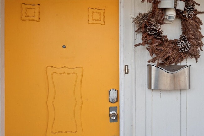 Building Photo - Fully Furnished Long-Term Rental!!