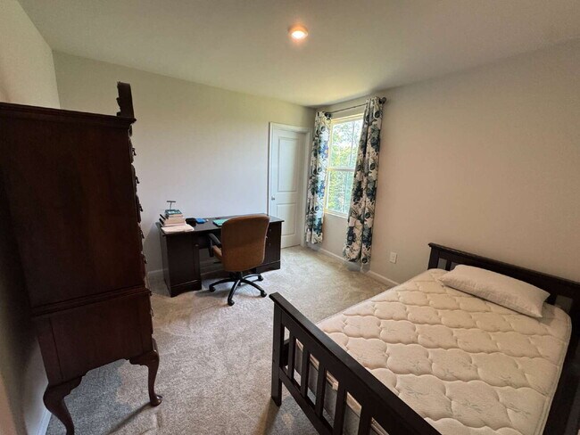 Building Photo - 4 bedroom, 2.5 baths in a Seneca neighborhood