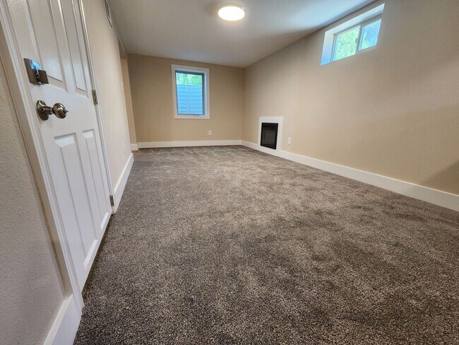 Building Photo - Completely remodeled 5 bed 2 bath home