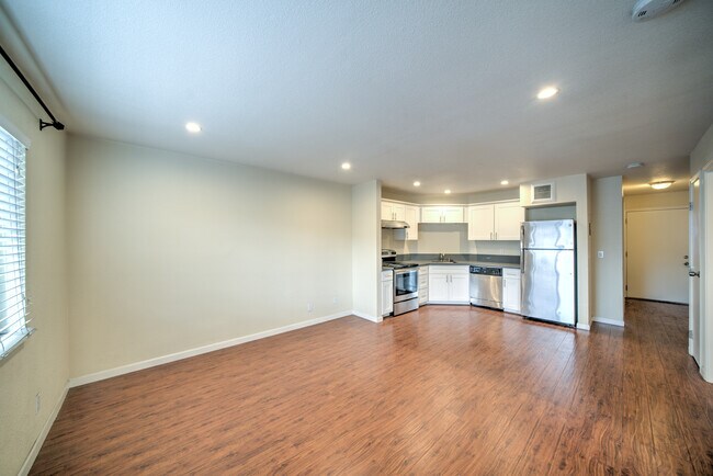 Building Photo - 530 24th St