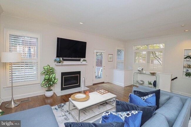 Building Photo - 1596 N Colonial Terrace