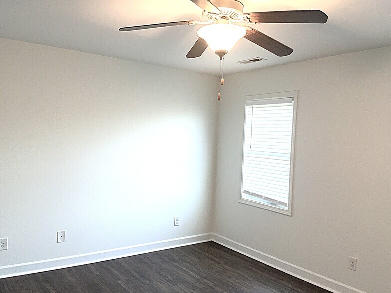 Building Photo - 10 Thornbury Dr