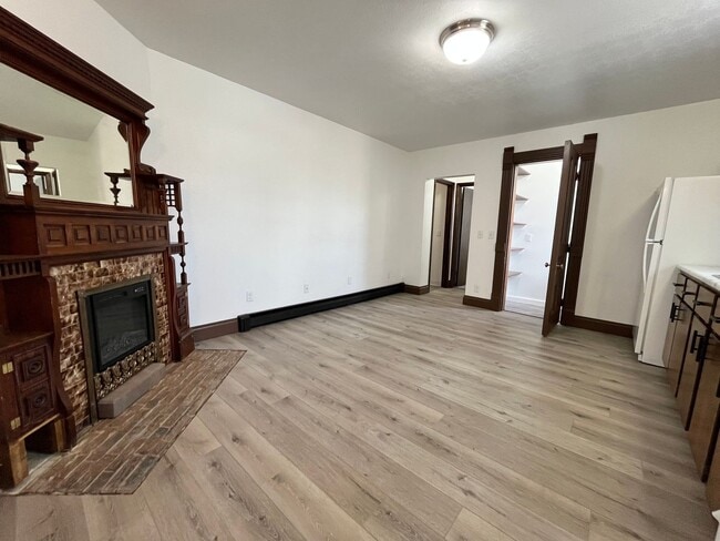 Building Photo - Newly Renovated Ground Floor 1 Bed Apartment!