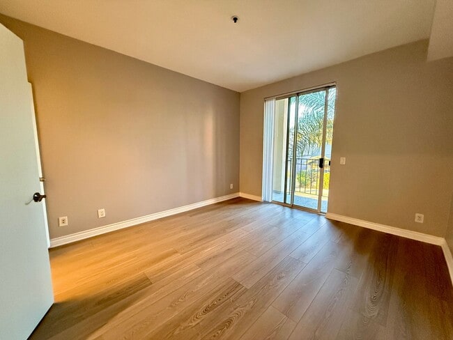 Building Photo - HUGE 2BD/2BA Bankers Hill Condo! ASSIGNED GARAGE PARKING! POOL!