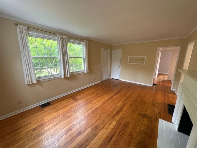 Building Photo - Worthington Colonial Hills with Attached Single Car Garage