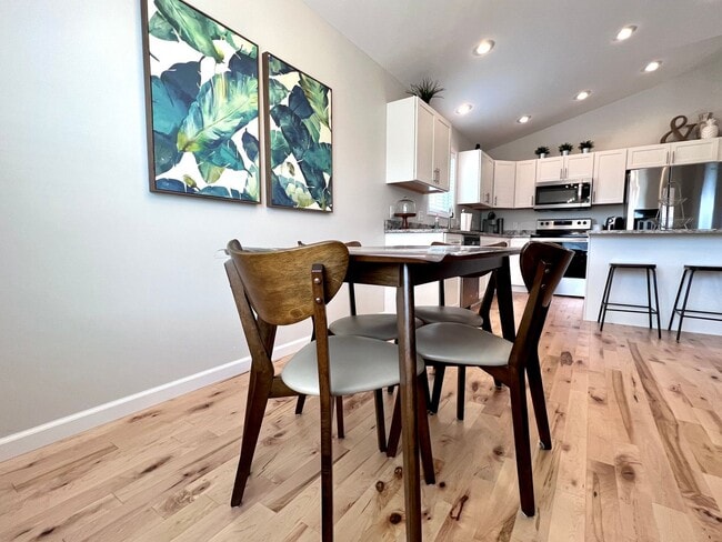 Building Photo - Gorgeous Furnished Home-Ready for move in ...