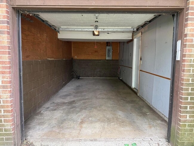 Building Photo - 2348 Warfield Dr