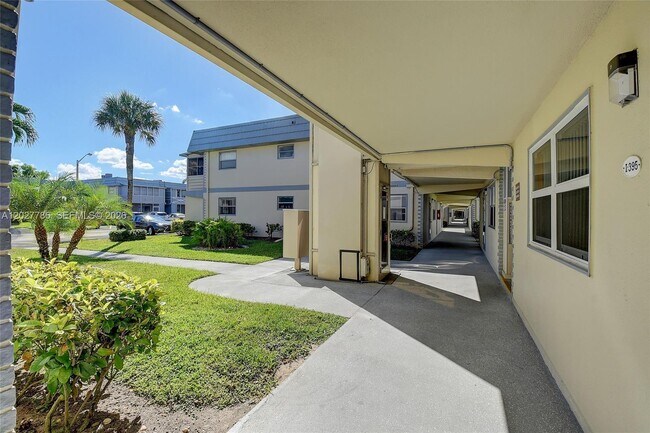 Building Photo - 417 Brittany Dr
