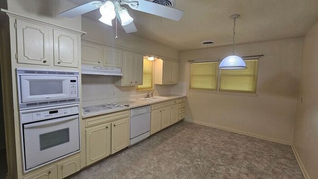 Building Photo - Beuatiful Lawndale Home - 3br 2ba