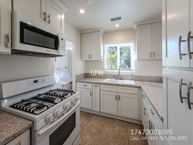 Building Photo - 1320 E Maple St