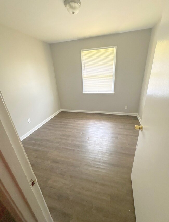 Building Photo - Newly Renovated Home in Oakhaven