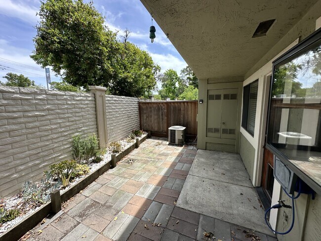 Building Photo - Spacious 3 Bed, 2.5 Bath West Dublin Townh...