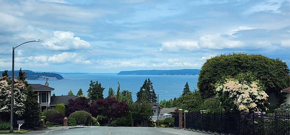 Building Photo - 5111 23rd Ave W