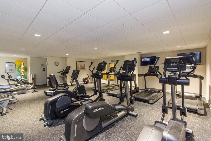 Building Photo - 300 W Elm St