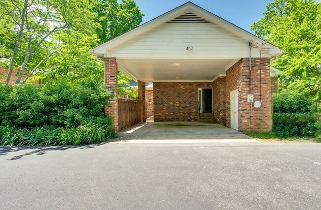 Building Photo - Awesome 3BE/2BA home in the heart of Green...