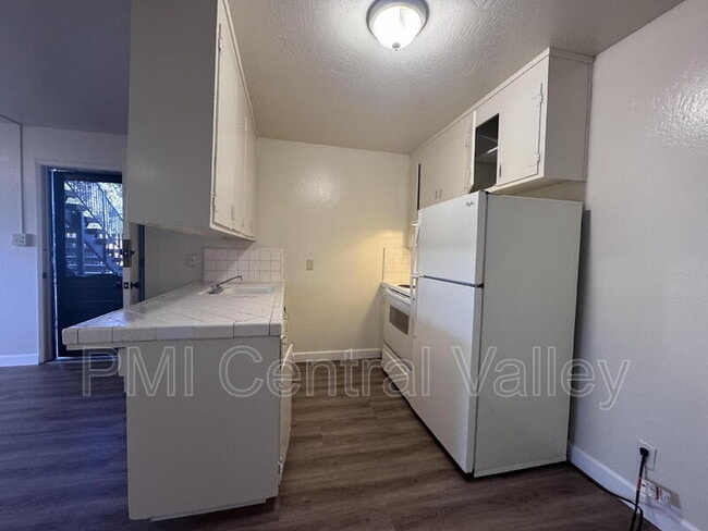 Building Photo - 117 E Grove St