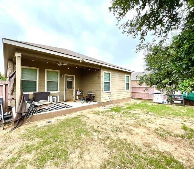 Building Photo - *COMING SOON* Modern Home with Fenced Backyard, Community Pool & Playground!
