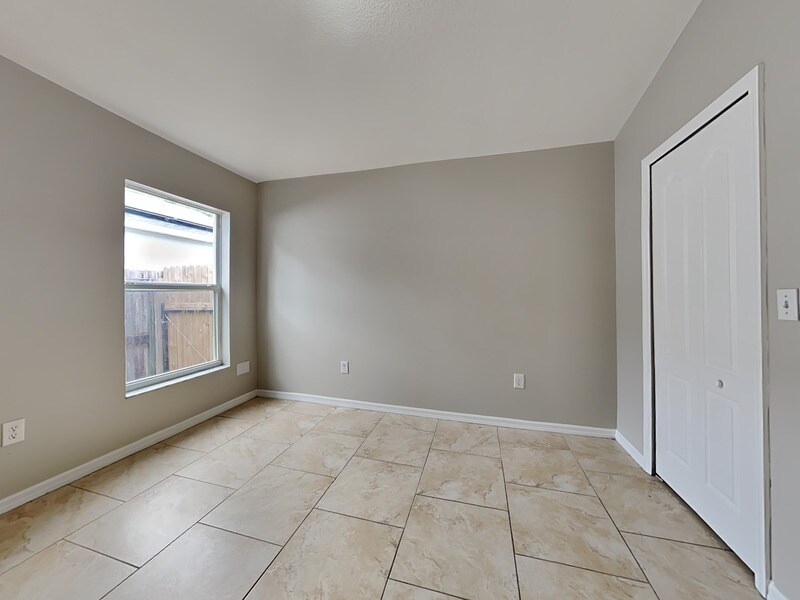 Building Photo - 430 Maple Pointe Dr