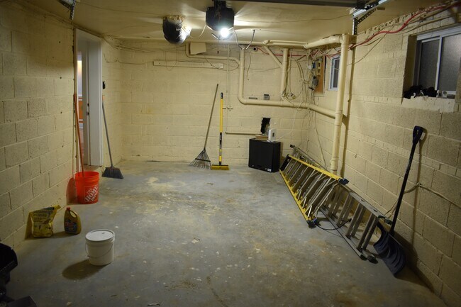 Building Photo - 6308 Joslyn Pl