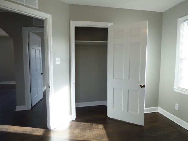 Building Photo - 206 Broadview Dr