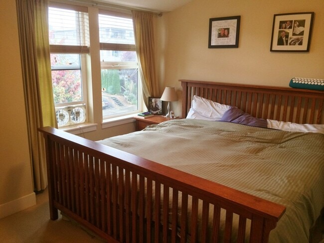 Building Photo - 3bd/2.25ba Seattle Home