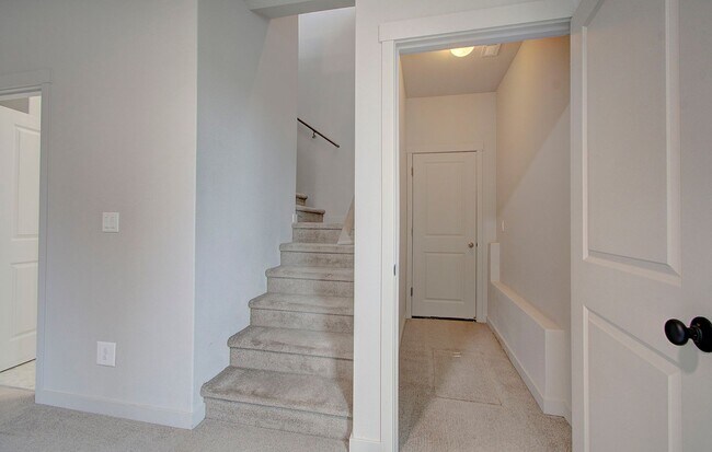 Building Photo - 3bd 2.5ba Daylight Ranch Home on Corner Lot