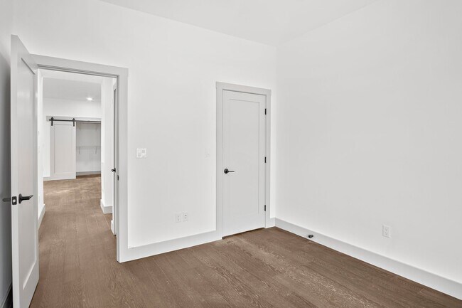 Building Photo - 127 E Cottage St