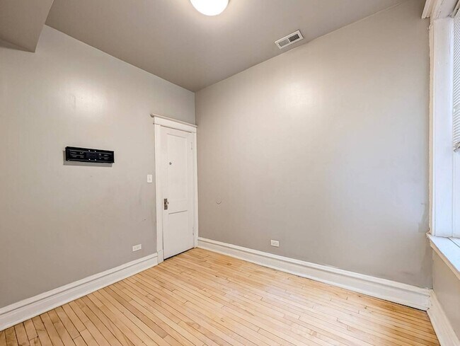 Building Photo - 2838 W Roosevelt Rd
