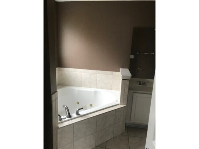 Building Photo - 1820 Balmoral Dr