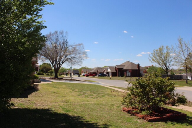 Building Photo - Beautiful home located in Creekwood Addition.